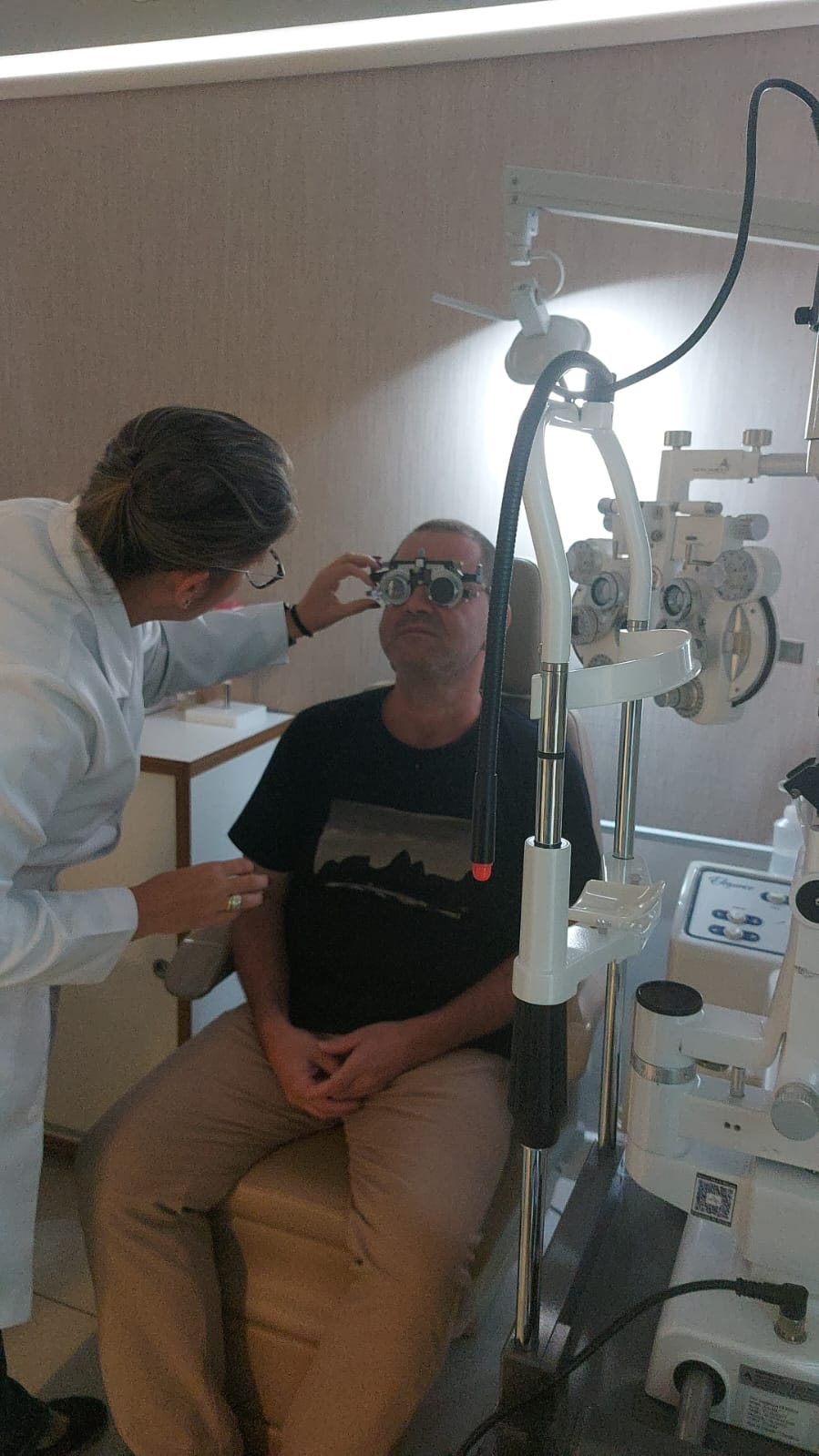 Médico realizando exame oftalmológico em paciente